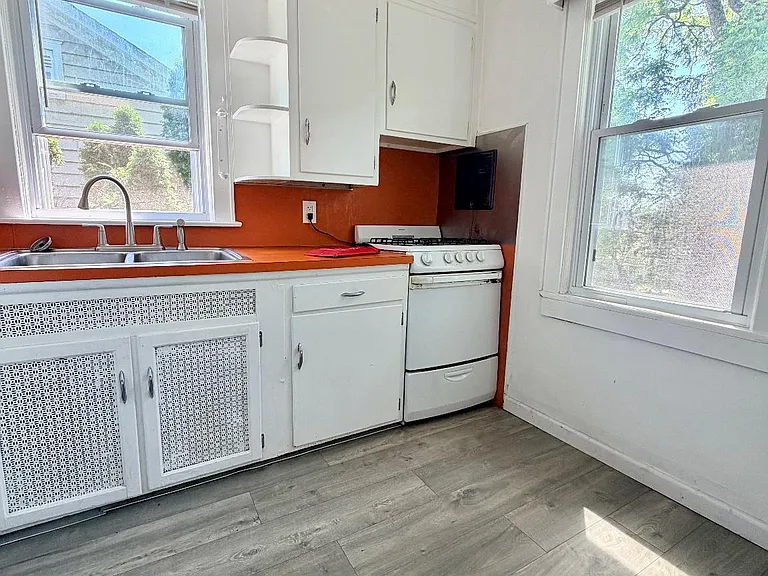 23 Carlton Ave — Photo 5