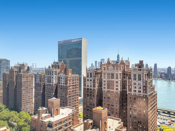 300 East 40th Street image 11 of 15