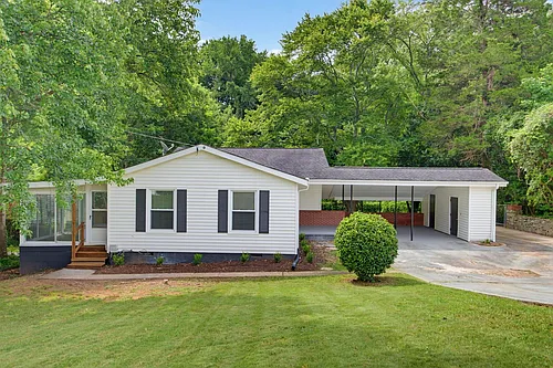 3051 Highland Dr SE Photo 1