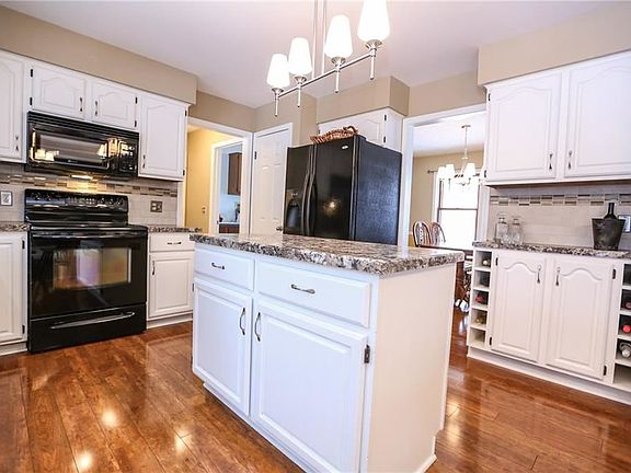 3rd image of 12 Charlemagne Dr