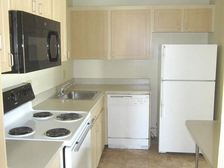 5085 Mansfield Ave — Photo 2