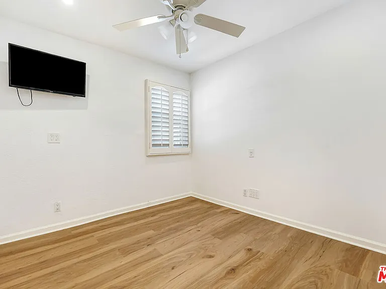 22123 Burbank Blvd #2 — Photo 6