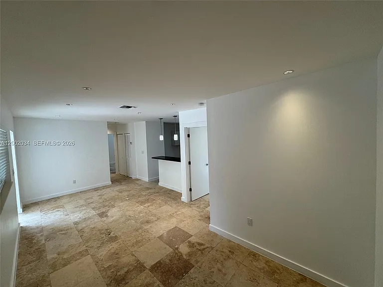 2724 NE 15th St #4 — Photo 5