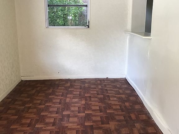 2nd image of 140 McLeod St