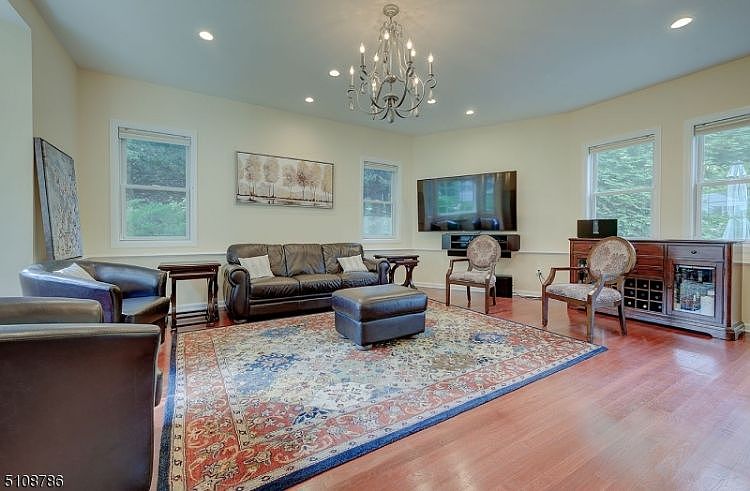 1st image of 17 Birchwood Dr
