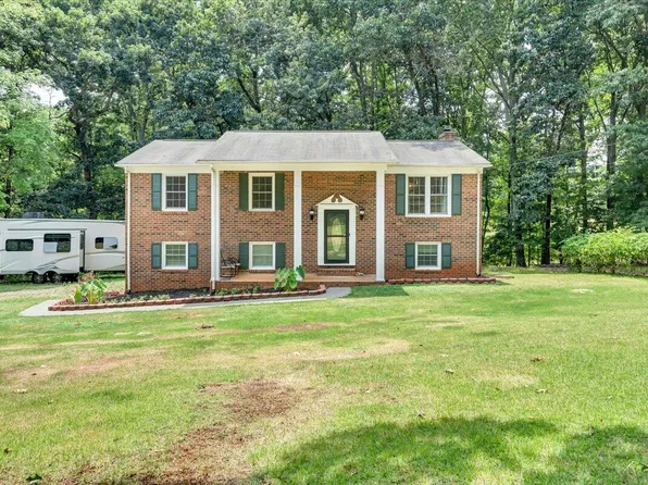 170 Oakdale Dr, Boones Mill, VA 24065