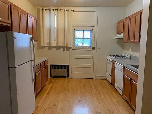 3rd image of 1520 W Berteau Ave APT 1