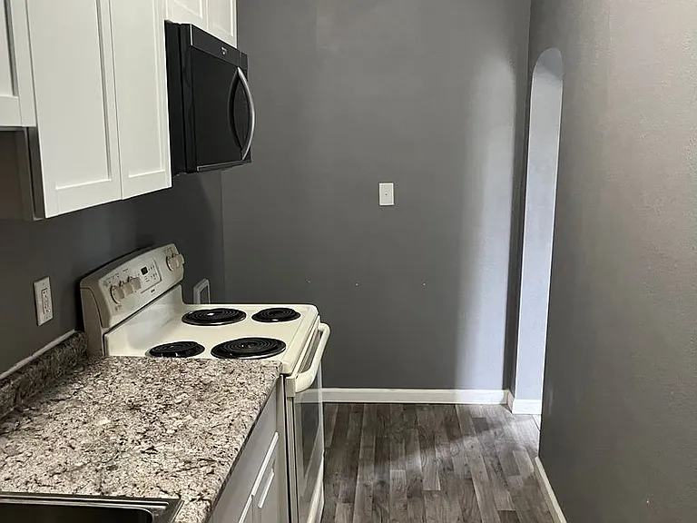453 E Walnut St — Photo 4