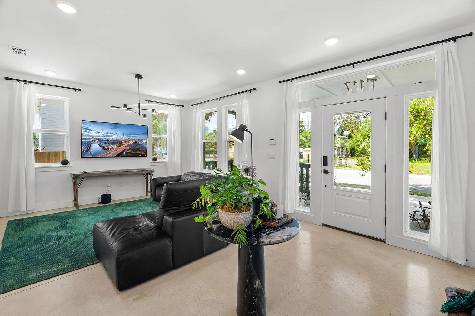 3 bed, 3.0 bath, 495 sqft, $7,870 — Photo 3