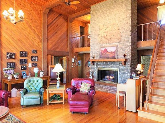 3rd image of 65 Oak Hill Cir