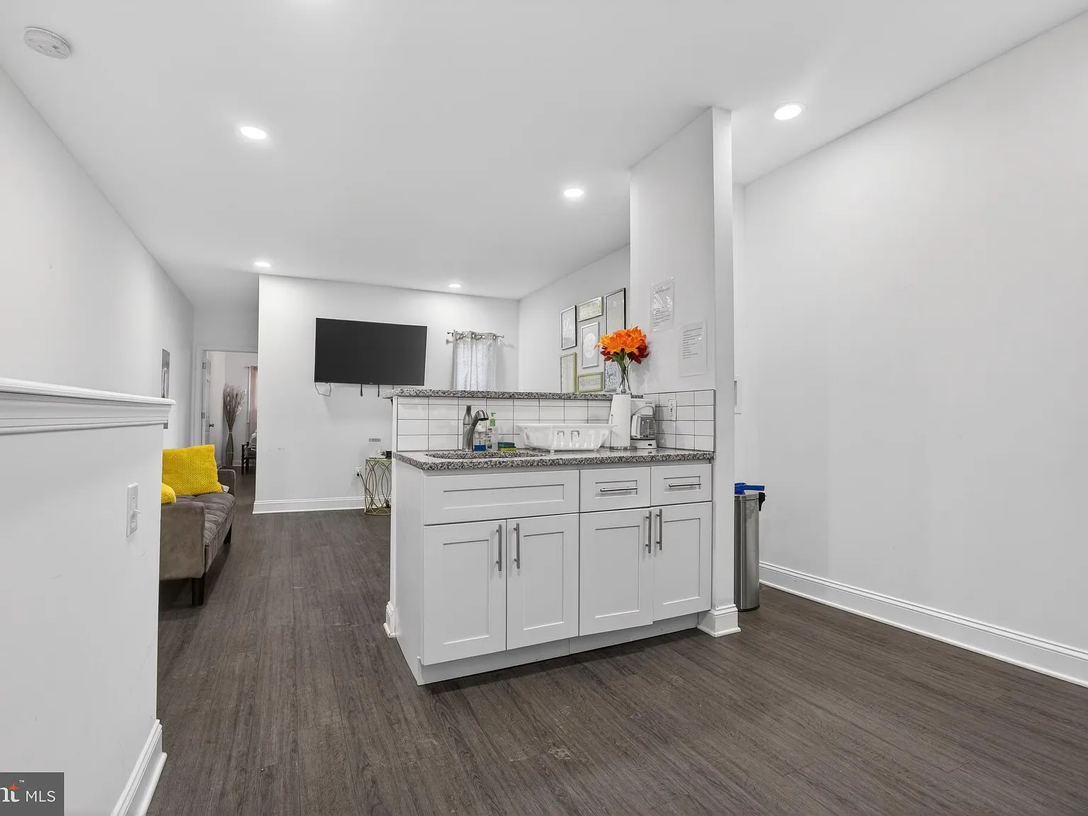 2 bed, 1.0 bath, 1408 sqft, $1,575 — Photo 1