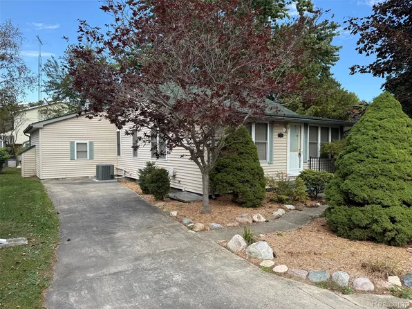 7765 Eden Ct, Lexington, MI 48450