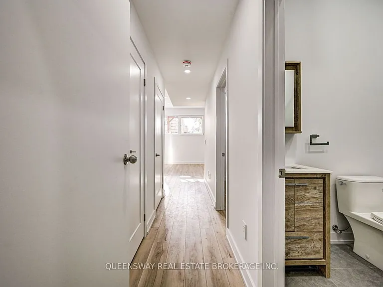 93 Lake Cres #LOWER — Photo 8