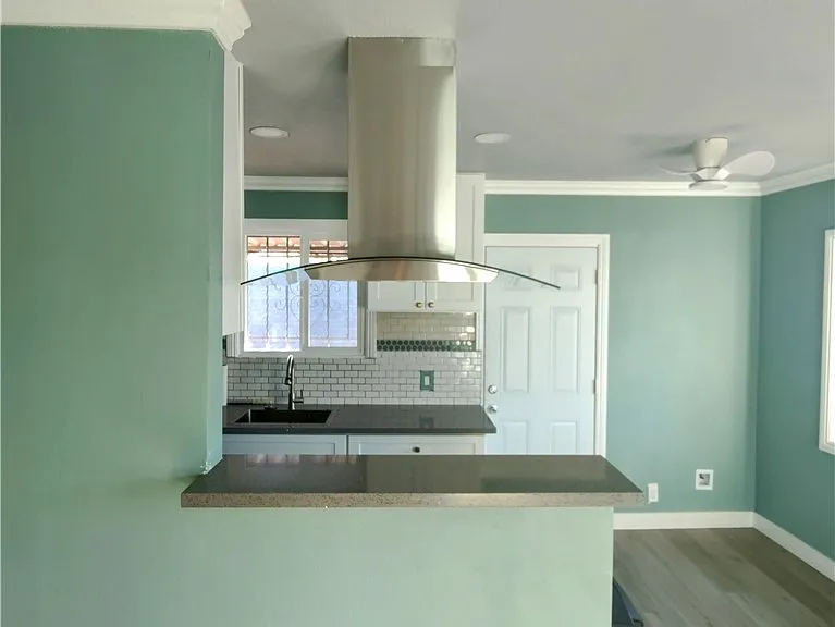 720 W 47th St — Photo 1