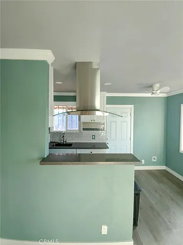 720 W 47th St Photo 1