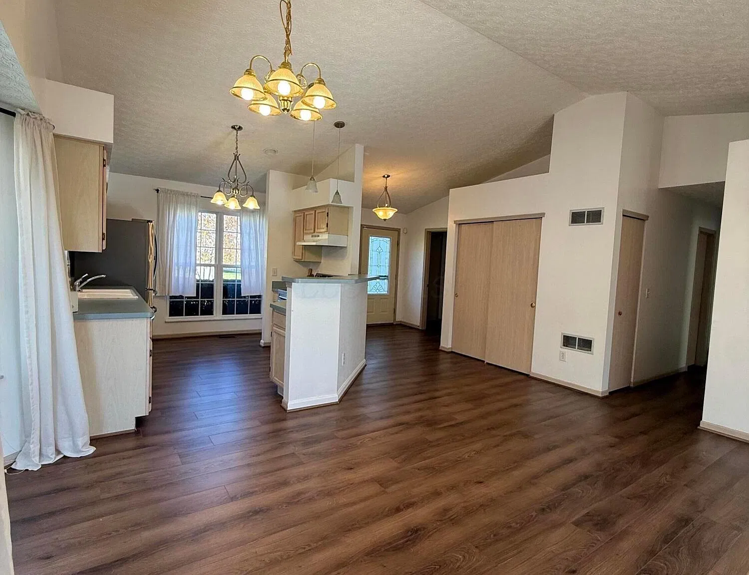 3 bed, 1212 sqft, $2,100 — Photo 4