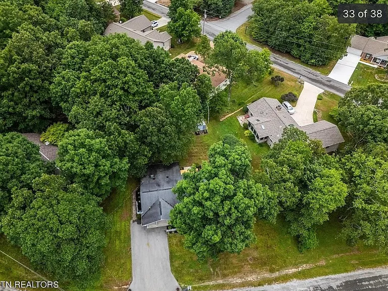143 Fairhaven Dr — Photo 32