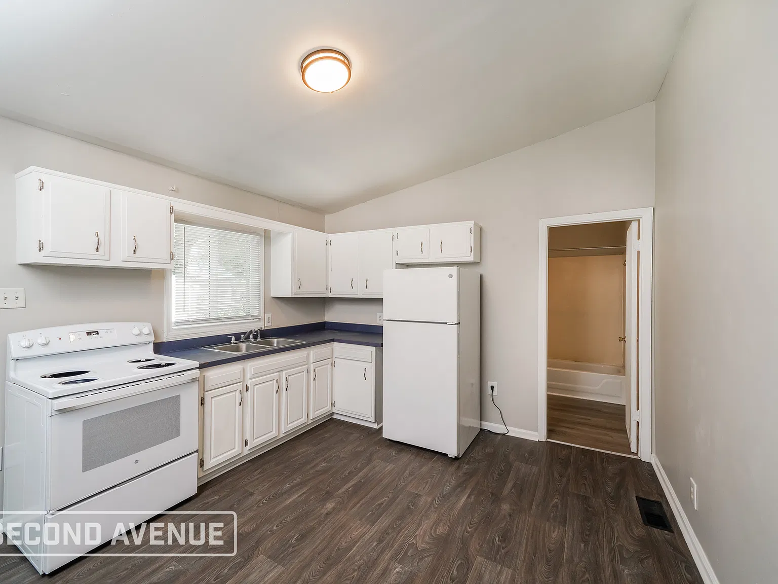 3 bed, 1.0 bath, 1240 sqft, $1,139 — Photo 2