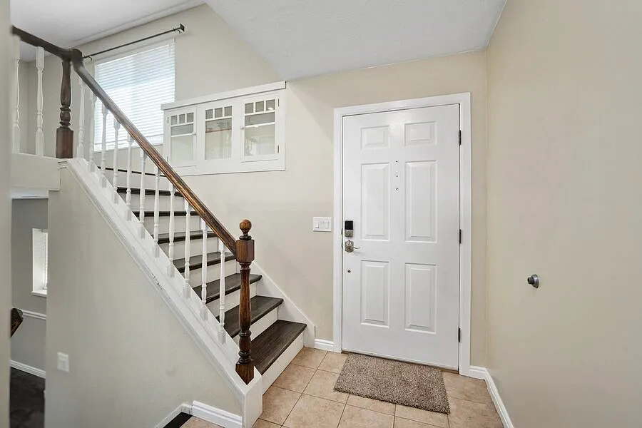 4 bed, 2300 sqft, $2,300 — Photo 3