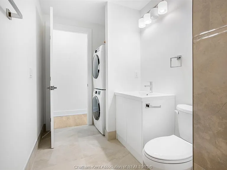 153 King St W #6 — Photo 5