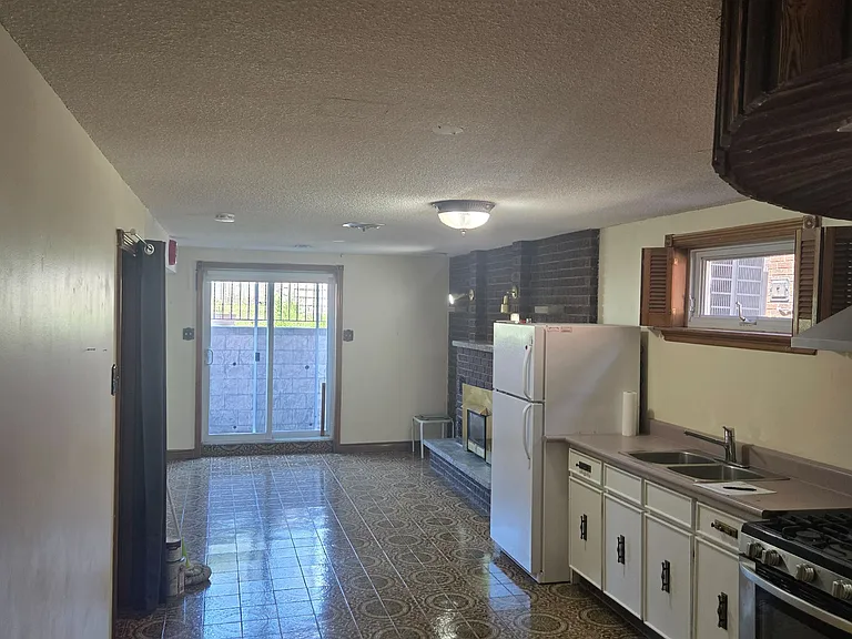 60 Albany Dr — Photo 4