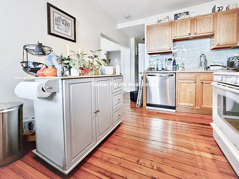 1056 Cambridge St — Photo 10