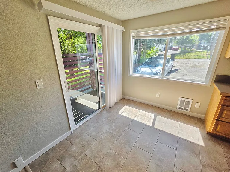 Luminous & Spacious apartments with Private Balcony in Tacoma — Photo 6