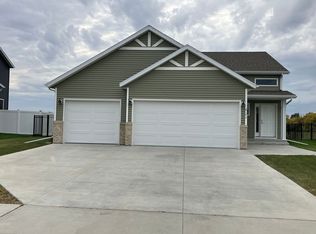 6171 68th St S, Fargo, ND 58104