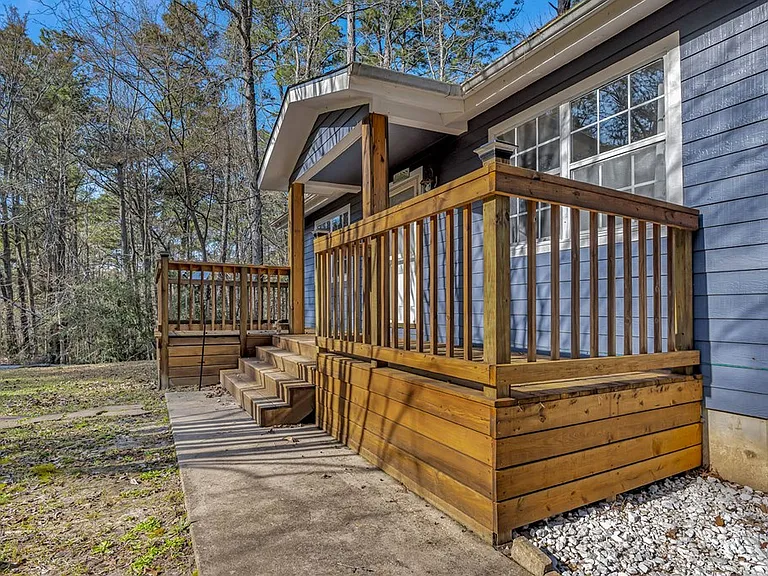 1121 Victoria Dr — Photo 4