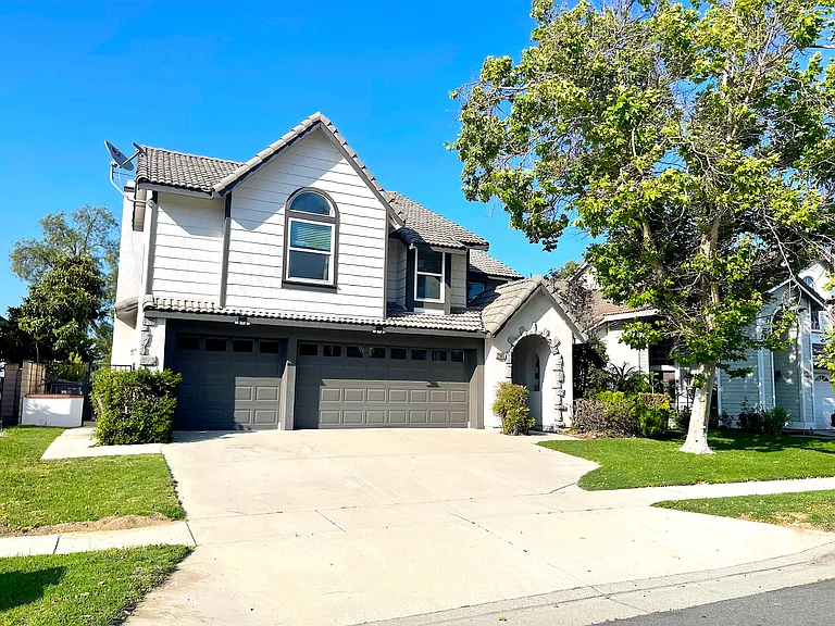 2985 Amber Dr — Photo 2