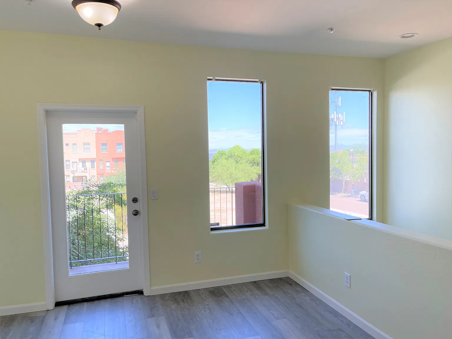 Gated 3 Bedroom Condo - Downtown Skyline Views — Photo 2