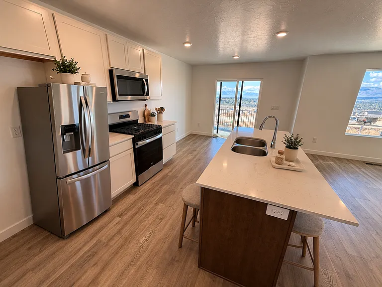 222 E Glencoe Dr — Photo 4