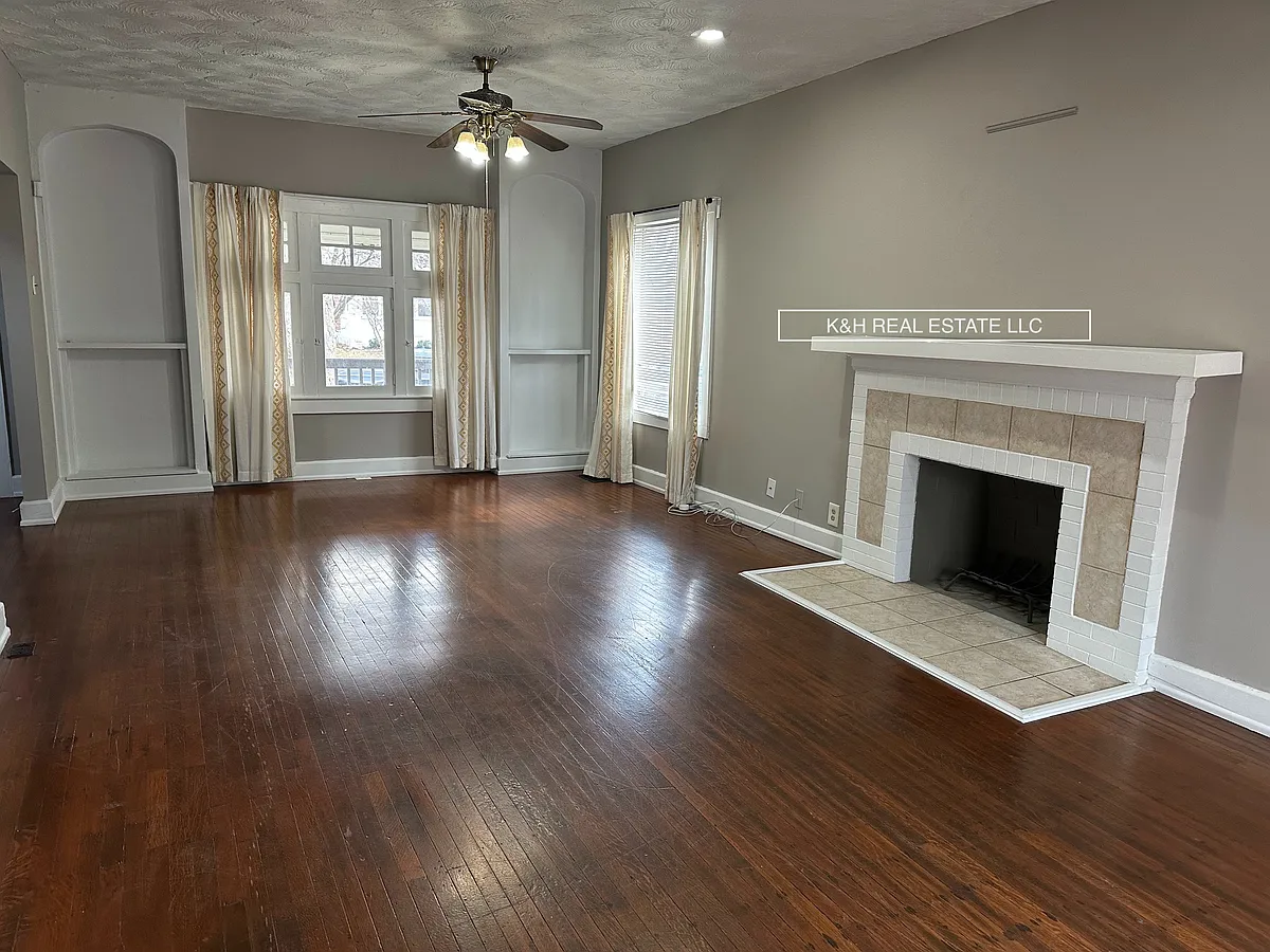 Main/Living Room - 4240 Sunset Ave