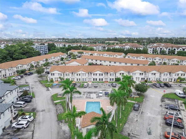 9187 Fontainebleau Blvd #407, Miami, FL 33172