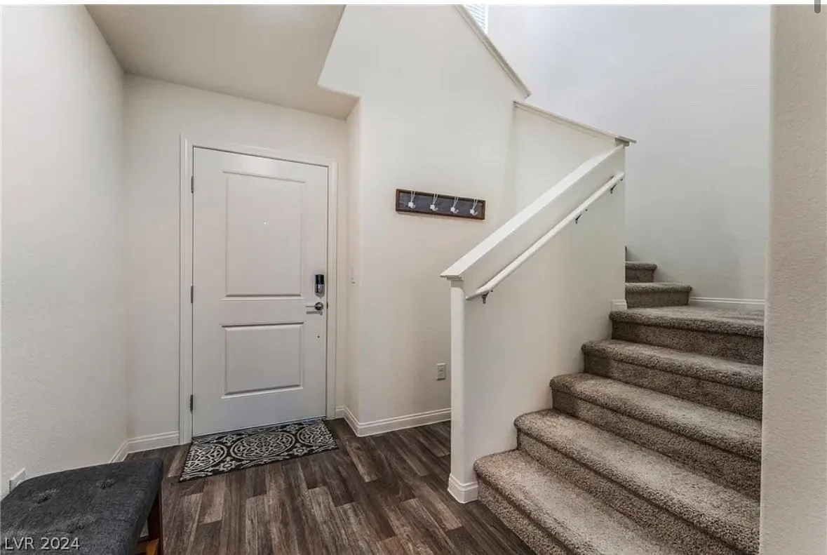 3 bed, 2.5 bath, 1946 sqft, $2,200 — Photo 2