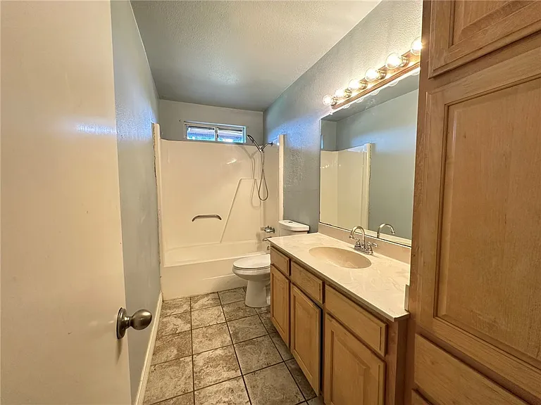 2114 Saint Charles Dr — Photo 14