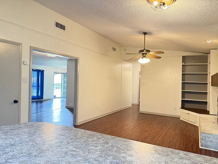 3604 Royal Oak Dr — Photo 10
