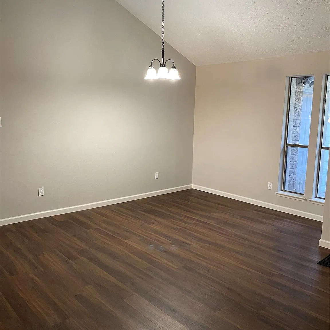 4 bed, 2.0 bath, 2172 sqft, $2,300 — Photo 2