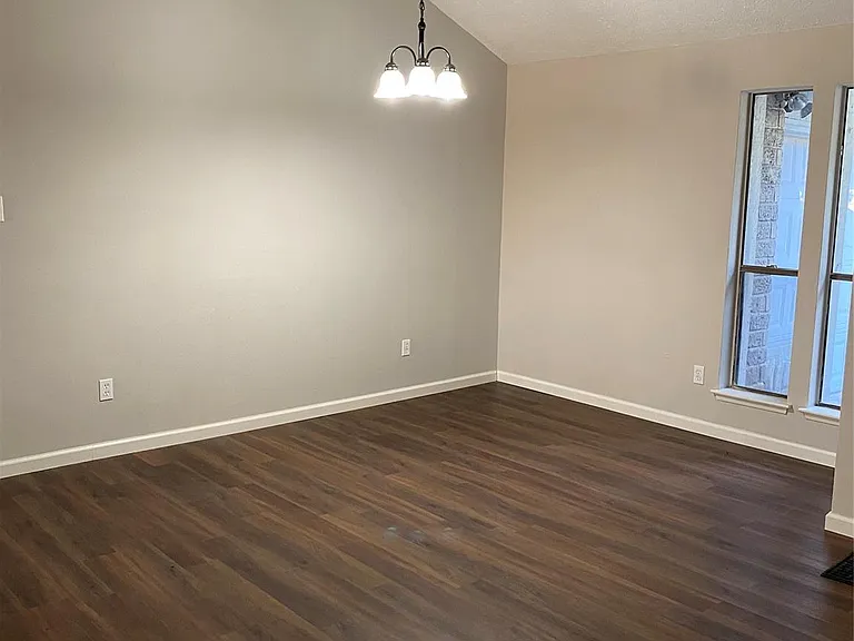 2819 Colony Dr — Photo 2