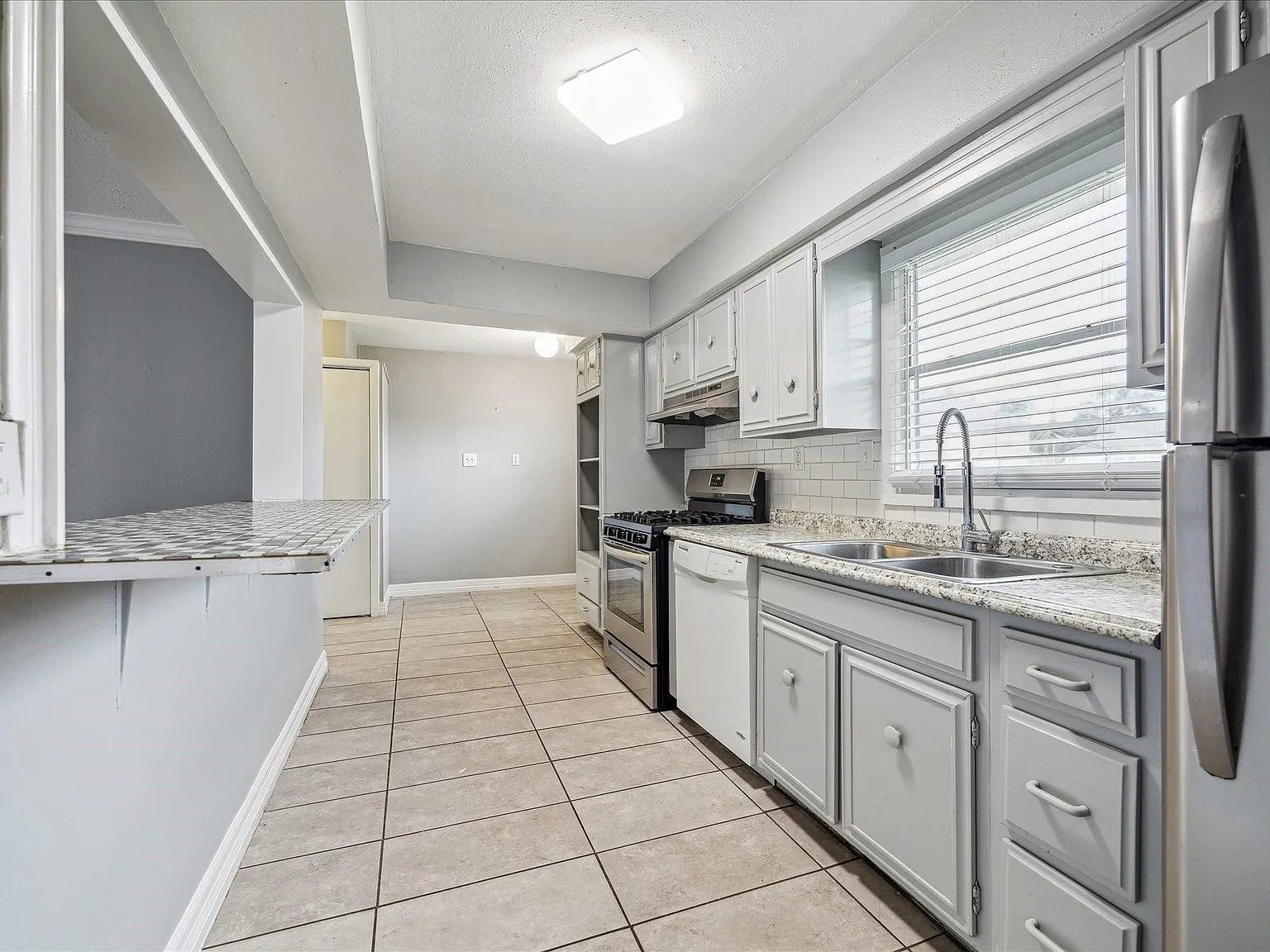 3 bed, 1.0 bath, 1380 sqft, $2,200 — Photo 4