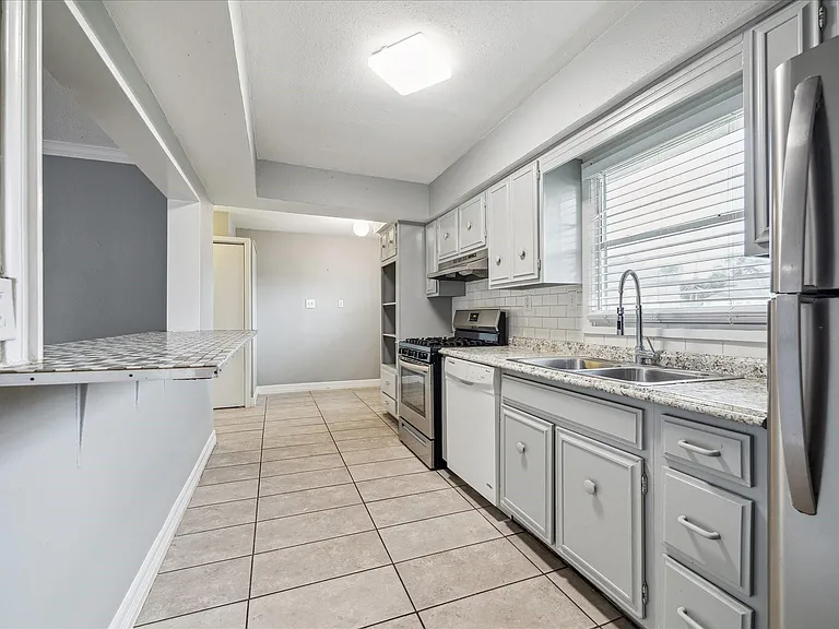 5237 Maple St — Photo 4