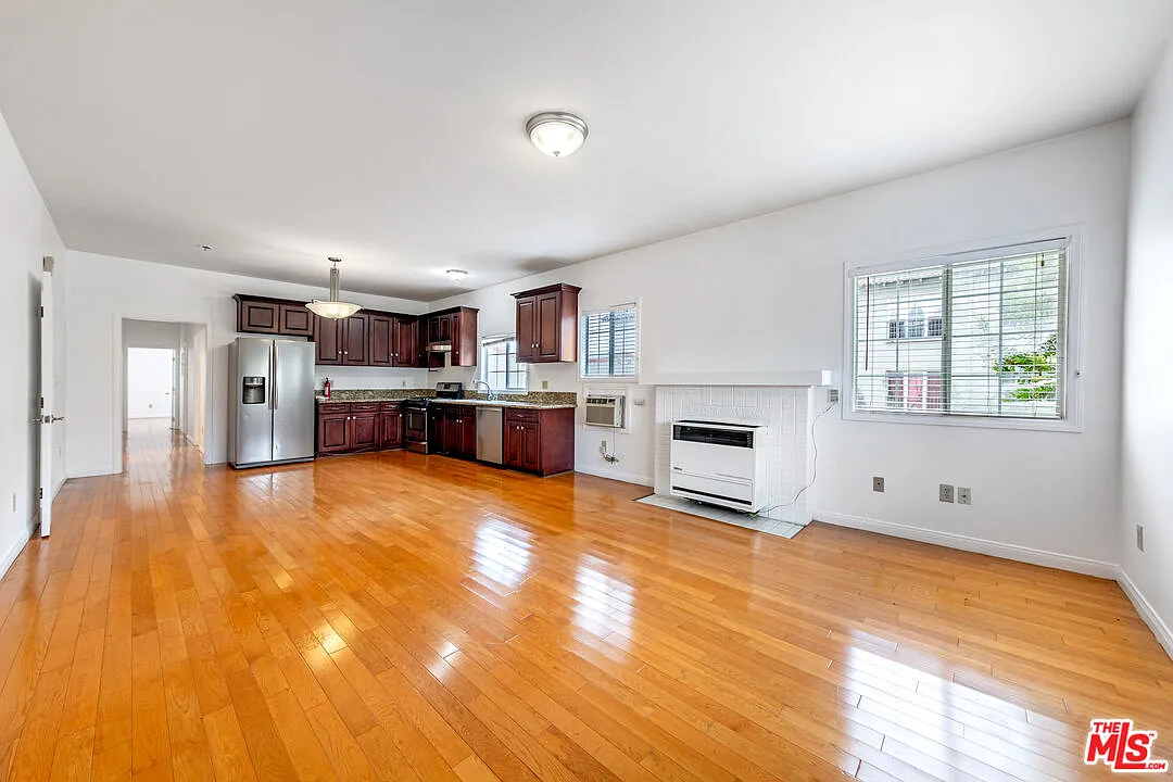 3 bed, 2.0 bath, 1296 sqft, $3,290 — Photo 3