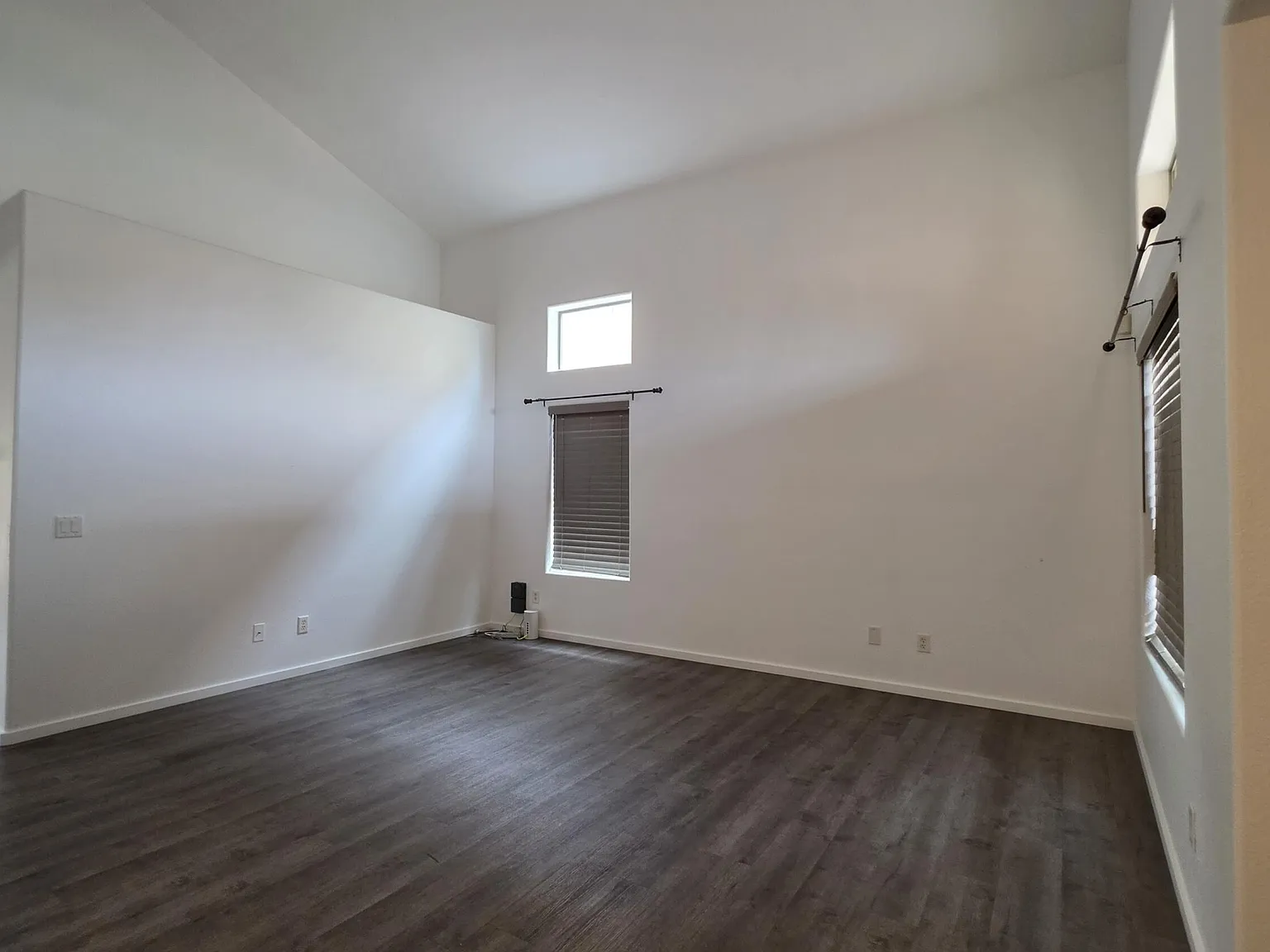 4 bed, 3.0 bath, 2518 sqft, $2,050 — Photo 3