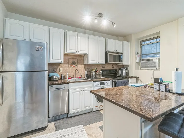 318 Hudson St #B — Photo 12