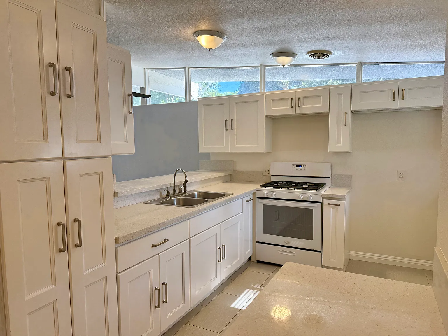 2 bed, 800 sqft, $2,600 — Photo 3