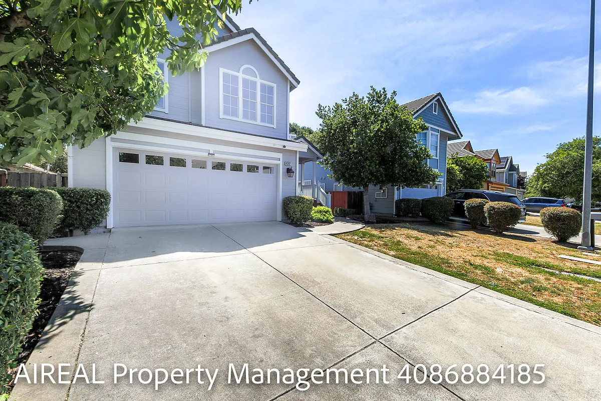5 bed, 2.5 bath, 2308 sqft, $5,200 — Photo 2