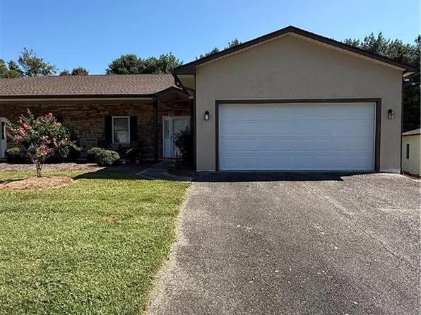 1107 Eaton Place Ct, Yadkinville, NC 27055