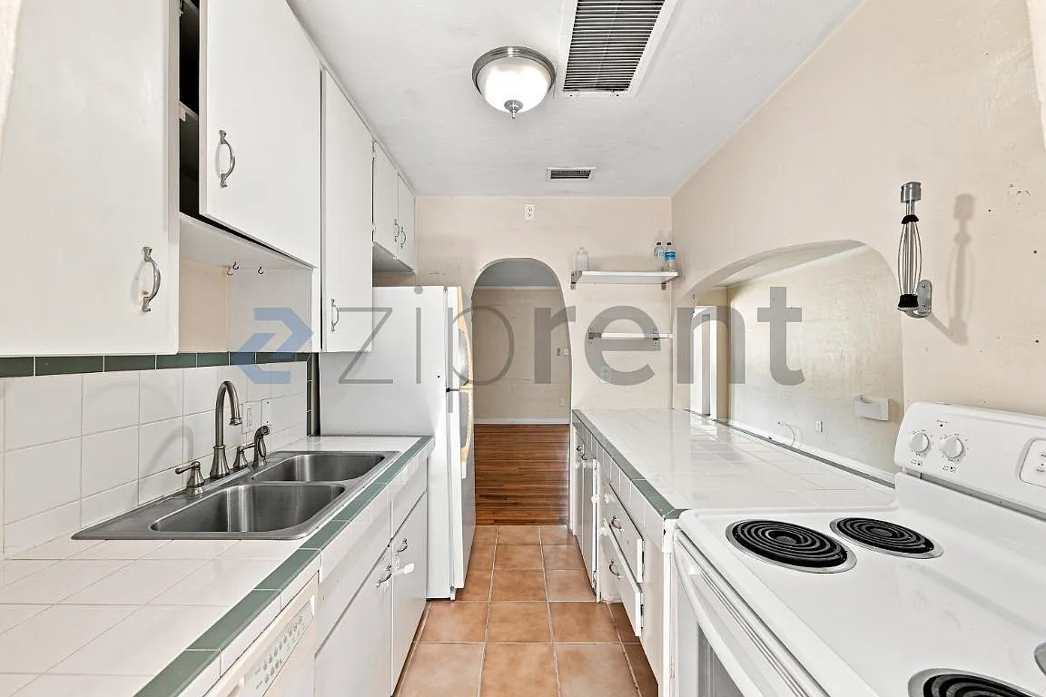 3 bed, 1570 sqft, $3,330 — Photo 3
