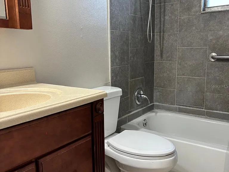 209 Avenue B SE #B — Photo 8