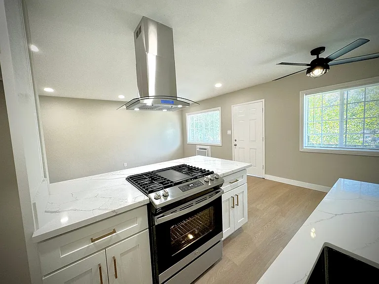 321 N Macneil St — Photo 9